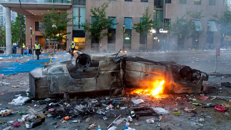 Illustration for article titled Vancouver now second in hockey, first in burning cars
